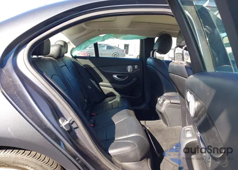 2016 Mercedes-Benz C 300 z USA, uszkodzony, nr VIN 55SWF4JB8GU142249